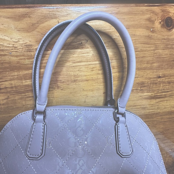 GUESS purse with a removable shoulder strap. - Picture 11 of 12